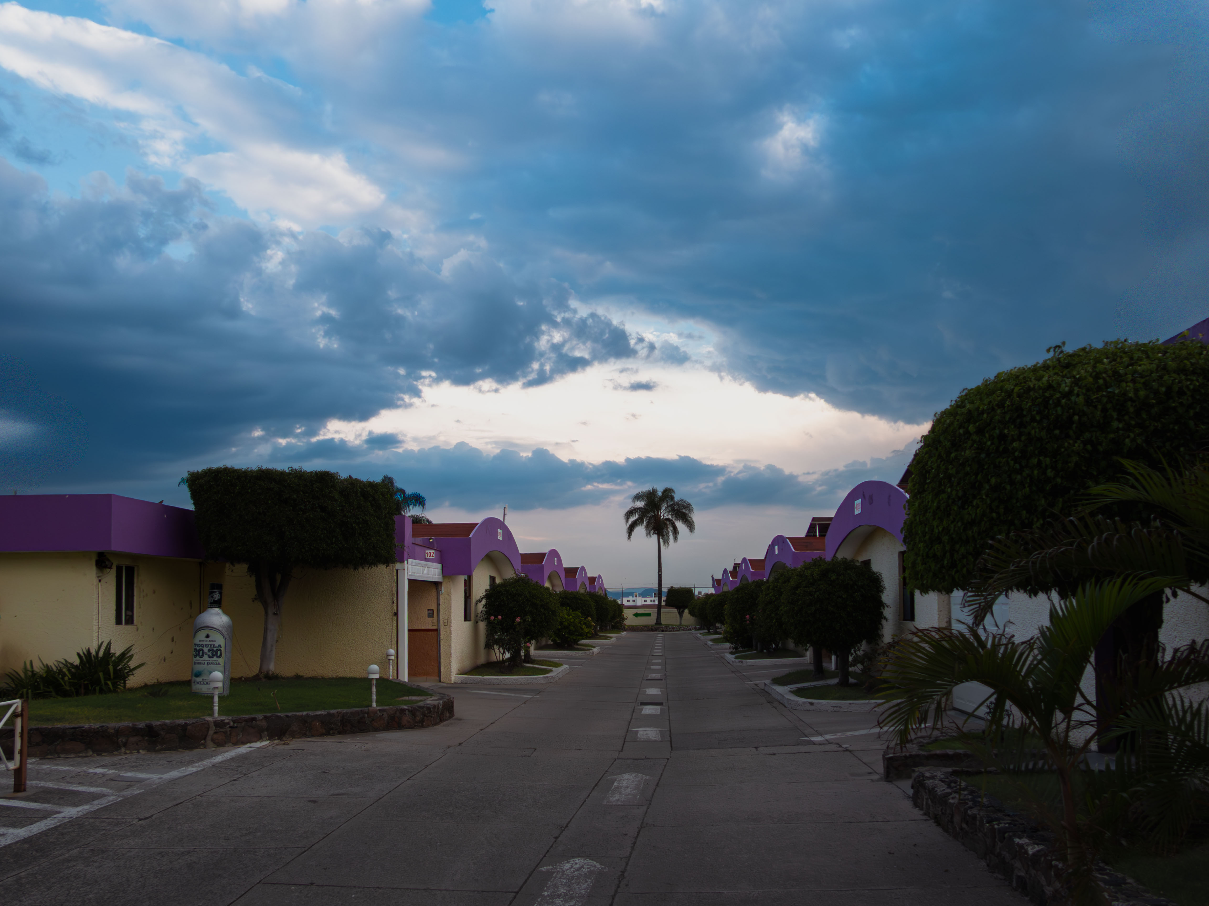 Entrada del motel al atardecer