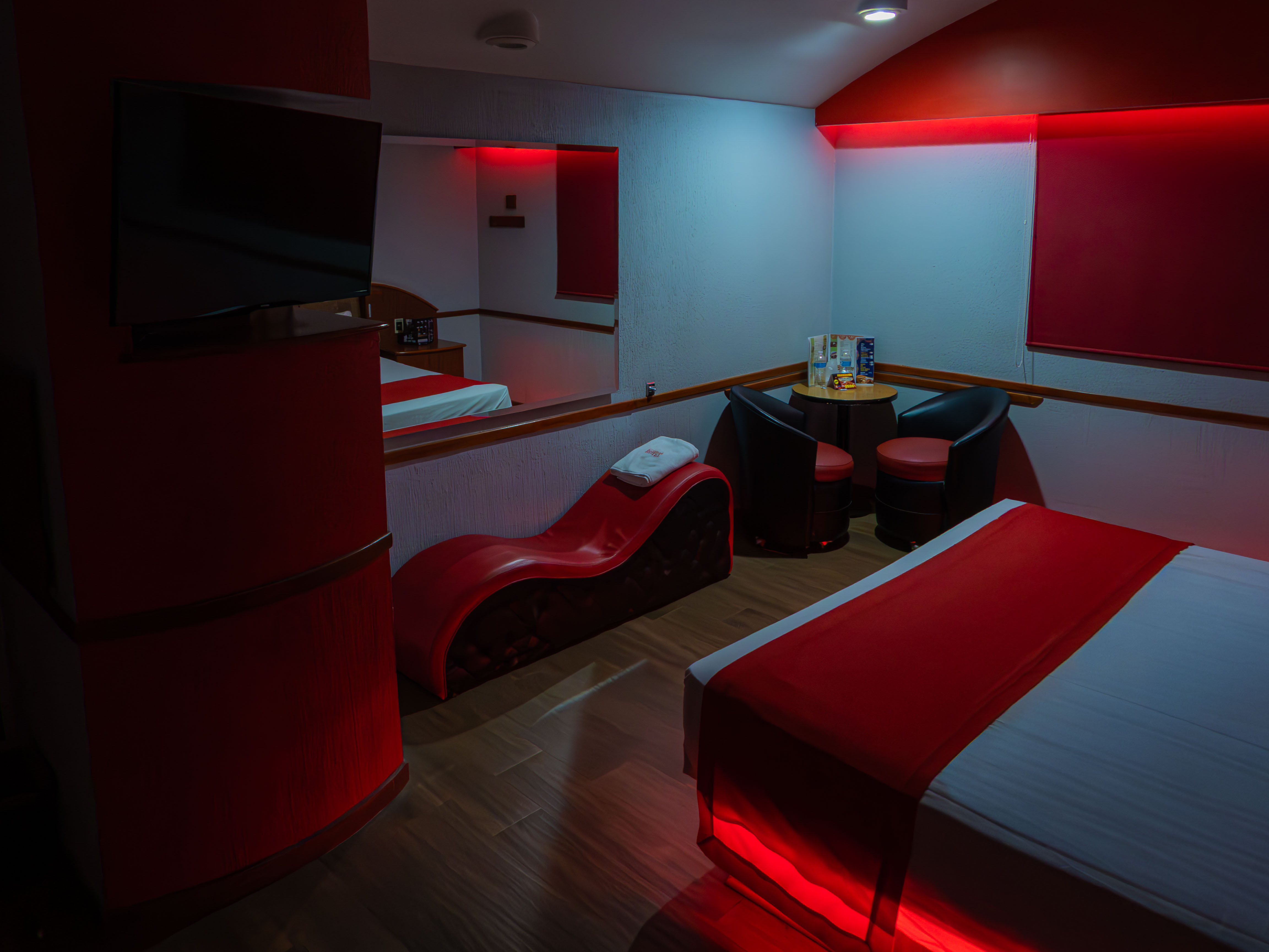 Habitación de motel con decoración roja y blanca